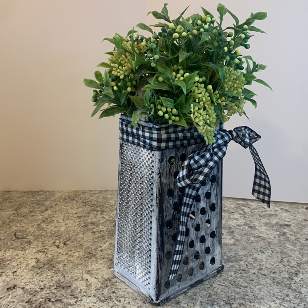 Country kitchen, decor cheese grater artificial plant decor